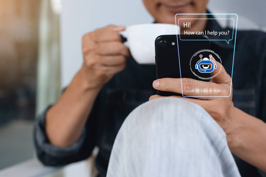 Menschen reden mitunter lieber mit einem Chatbot als mit einem Heilberufler – gerade wenn es um Gesundheitsthemen geht.  / © Adobe Stock/tippapatt