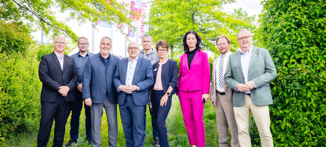 Feierten 20 Jahre Standort Carl-von-Bach-Straße (v.l.): Robert Schwedler, Leiter Betrieb, Sanacorp Niederlassung Chemnitz, Maik Hermann, Leiter Warenwirtschaft, Thomas Schneeberg, Leiter Vertrieb, Oberbürgermeister Sven Schulze, Betriebsratsvorsitzender Rafael Scherzer, Sanacorp-Vorstand Antje Saalfeld, Silvana Berg von der Stadt Chemnitz, Leitung Geschäftsbereich Wirtschaft, Sanacorp-Aufsichtsrat Thomas Ulrich und  Enno Bernzen, Geschäftsführer des Apothekerverbands Sachsen. / © Robert Förster