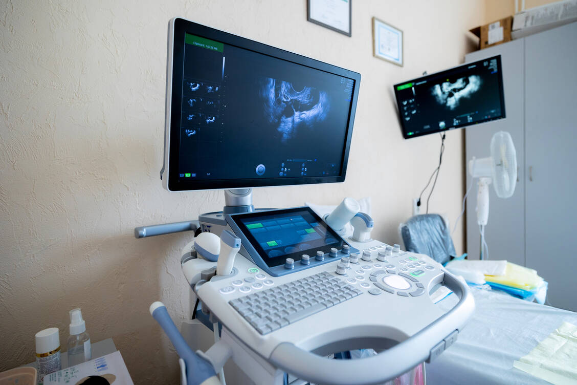 Ultraschall gewinnt in vielen Bereichen der Medizin an Bedeutung, da er Veränderungen im Gewebe frühzeitig und detailliert sichtbar macht. / © Getty Images/SlavkoSereda