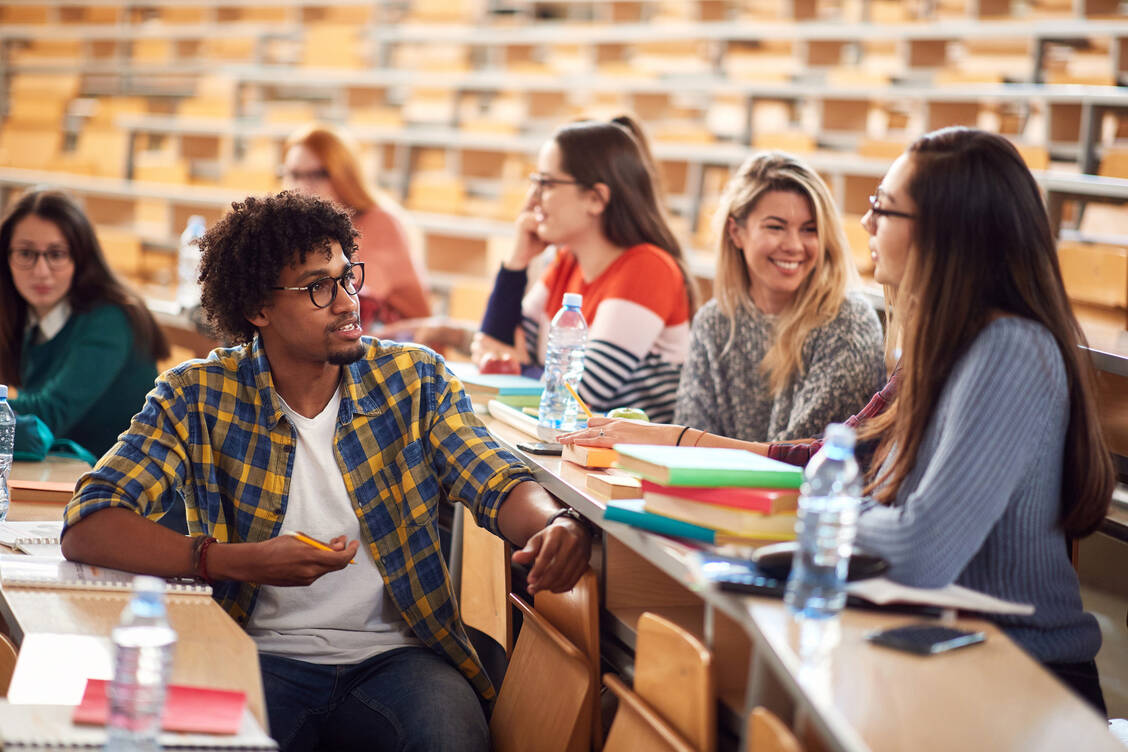 Der neue Studiengang AMTS soll den Studierenden unter anderem die Rollen und Verantwortlichkeiten anderer Berufsgruppen bei der Arzneimitteltherapie näherbringen.  / Foto: Adobe Stock/LuckyBusiness