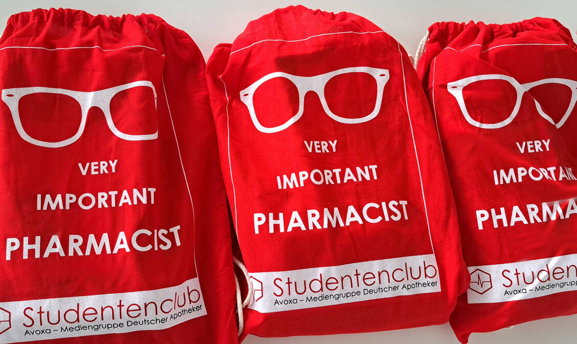Jedes Jahr verteilt die Avoxa Mediengruppe Beutel mit Beilagen und kleinen Geschenken für Pharmaziestudierende im ersten Semester. / Foto: Avoxa Mediengruppe