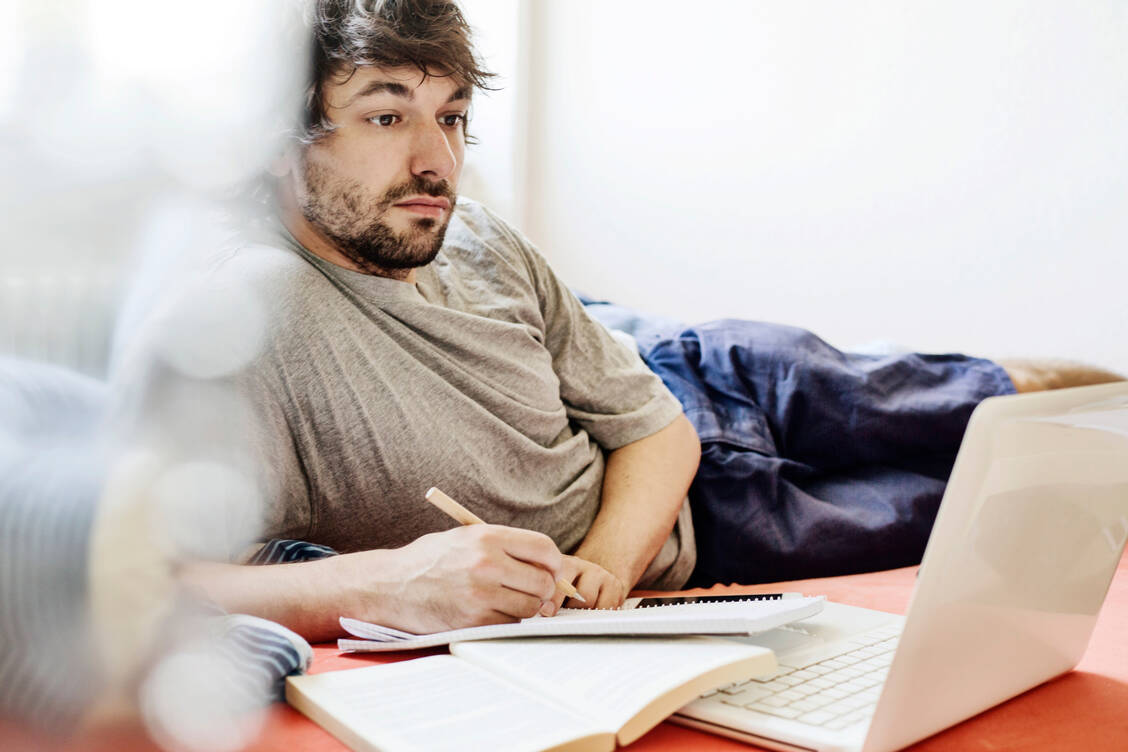 Interessierte können dem Online-Seminar spontan und ohne vorherige Anmeldung beitreten.  / Foto: Getty Images/Westend61