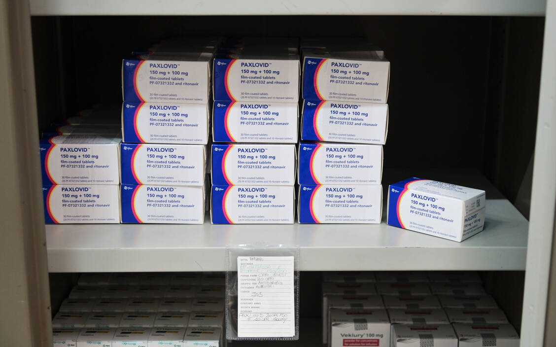 Wenn es nach dem Willen der Regierung geht, soll Paxlovid künftig direkt in den Arztpraxen an die Patienten abgegeben werden.  / Foto: imago images/Independent Photo Agency Int.