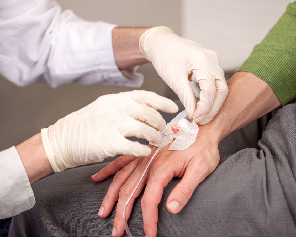 Alle Checkpoint-Inhibitoren werden intravenös appliziert. / Foto: Adobe Stock/eyetronic