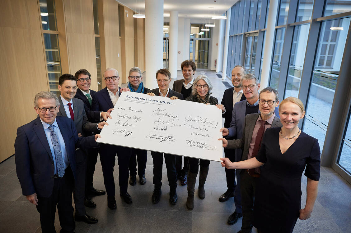 Gemeinsam mit Bundesgesundheitsminister Prof. Karl Lauterbach haben Vertreterinnen und Vertreter von wichtigen Berufsgruppen aus dem Gesundheitswesen einen Klimapakt unterzeichnet. / Foto: Jan Pauls Fotografie