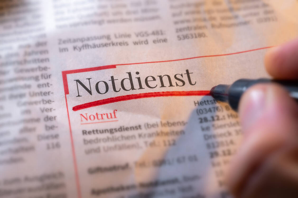 Um Eltern und kranken Kindern zusätzliche Wege zwischen ärztlichem Notdienst und Apotheke zu ersparen, sollen die diensthabenden Apotheken ihre Antibiotika-Bestände an die Notarztpraxen übermitteln. / Foto: Adobe Stock/Ralf Geithe