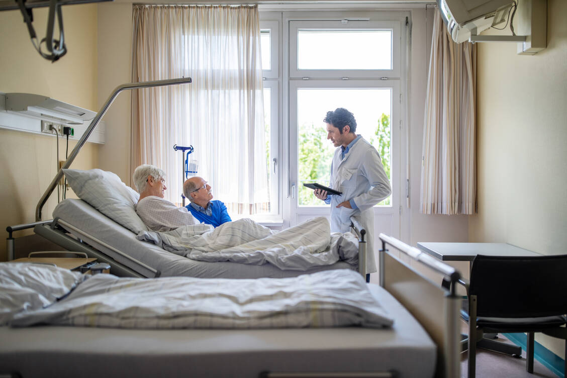 Laut dem Statistischen Bundesamt werden besonders häufig Alzheimerpatientinnen und -Patienten im Alter von 80 bis 84 Jahren im Krankenhaus behandelt. / Foto: Getty Images/Luis Alvarez