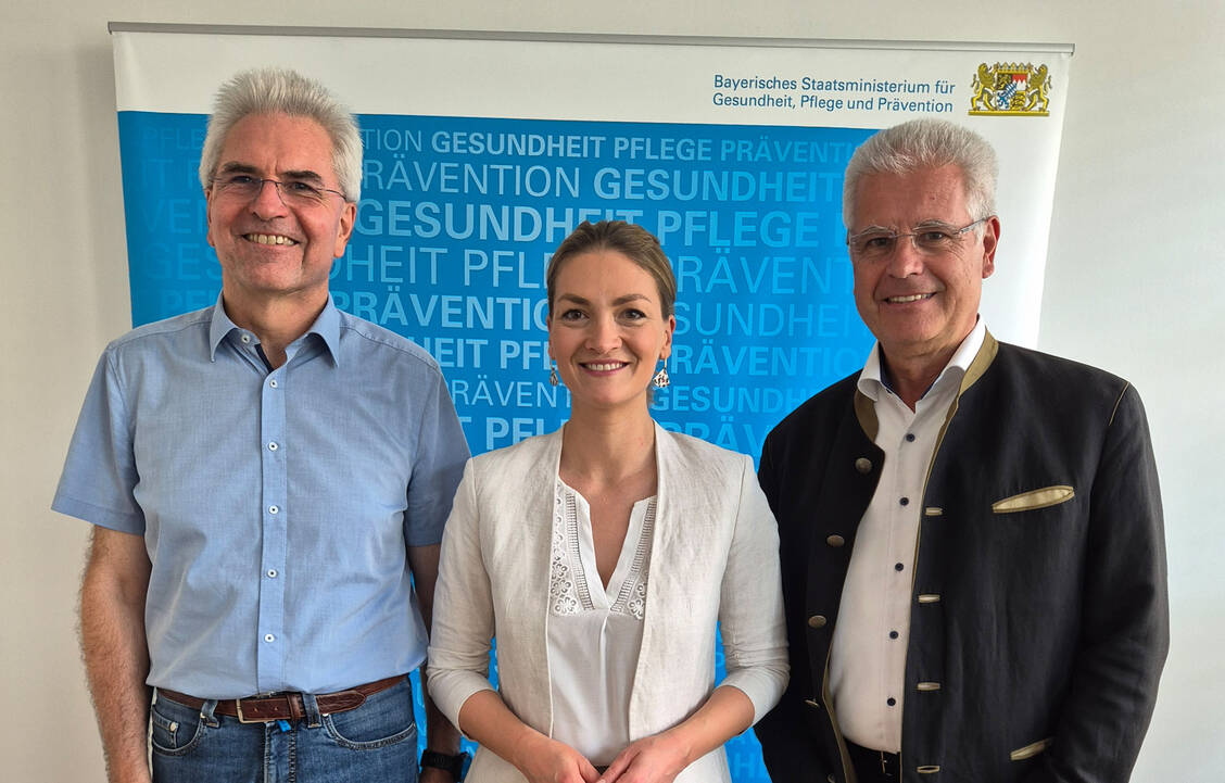 Hans-Peter Hubmann (BAV-Vorsitzender), Staatsministerin Judith Gerlach (CSU), Thomas Benkert (BLAK-Präsident) sprachen über die Apothekenreform. / Foto: BAV