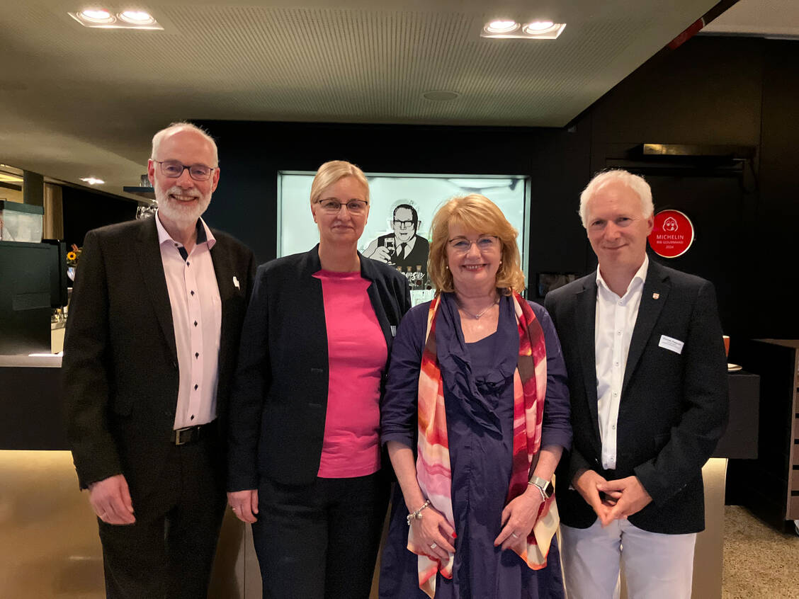 Setzen sich gemeinsam für den Erhalt der Apothekenstruktur und eine verlässliche Arzneimittelversorgung ein: LAV-Chef Berend Groeneveld, Claudia Schröder vom Landesgesundheitsministerium, Kammerpräsidentin Cathrin Burs und Hannovers Bürgermeister Thomas Klapproth.  / Foto: PZ/Daniela Hüttemann