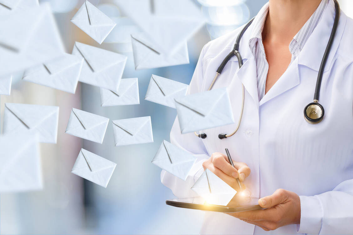 Informatiker, Hochschulen und Kliniken arbeiten gemeinsam an der Entwicklung von KI, die das Lesen von Arztbriefen erleichtern soll.  / Foto: AdobeStock/natalimis