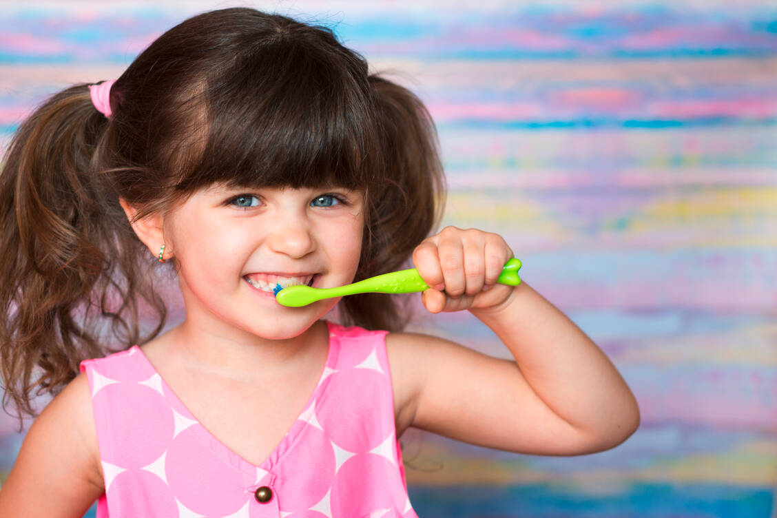 Schulkinder sollten die Zähne nach der KAI-Methode (Kaufläche-Außenfläche-Innenfläche) putzen. / Foto: Adobe Stock/yuliiapedchenko