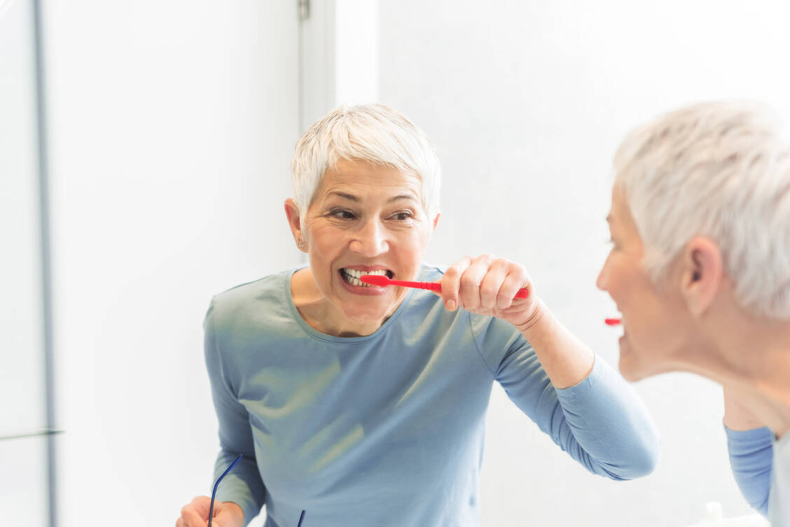 Regelmäßiges und gründliches Zähneputzen reduziert das Risiko für Entzündungsreaktionen im Körper. / Foto: Adobe Stock/focusandblur
