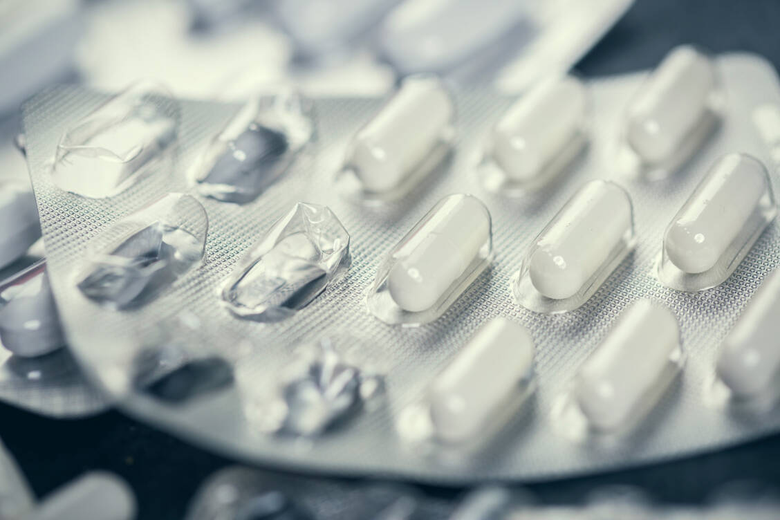 Bei etwa zwei Drittel der erwachsenen Patienten mit Blinddarmentzündung kann eine Operation laut einer Metaanalyse durch eine Antibiotikatherapie vermieden werden. / © Getty Images/Yulia-Images