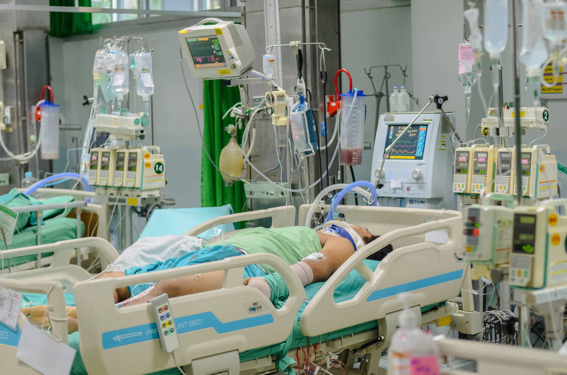 Davor haben viele Covid-19-Patienten Todesangst. Doch die Beatmung auf der Intensivstation kann Leben retten.  / Foto: Adobe Stock/Rungruedee