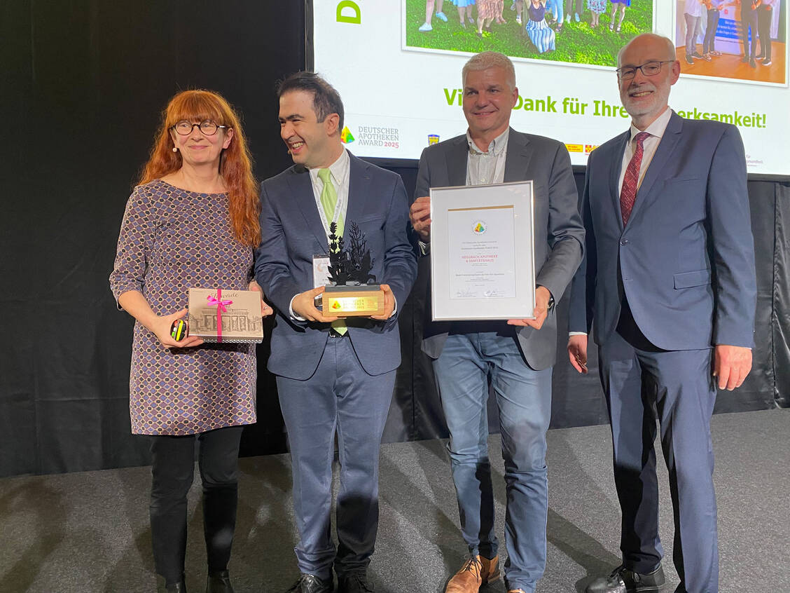 Nojan Nejatian (zweiter von links) freute sich über den Deutschen Apotheken-Award.  / © PZ/ Alexandra Amanatidou