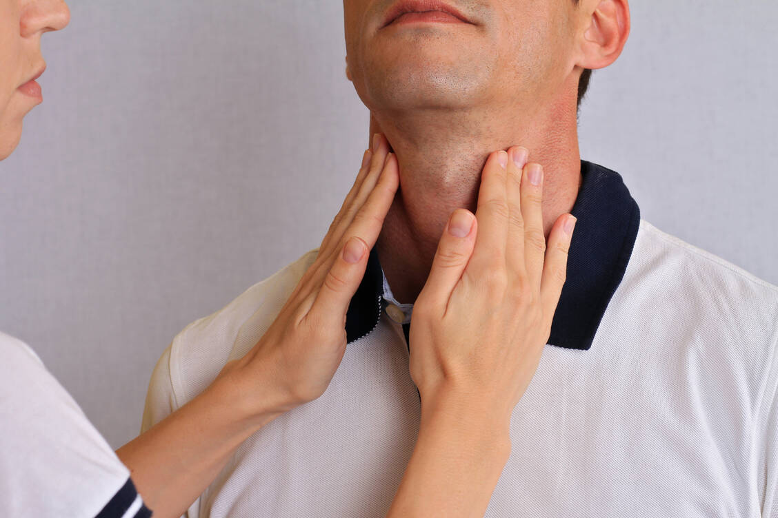 Eine Schwellung der Lymphknoten ist ein mögliches Symptom eines Lymphoms, einer Krebserkrankung des lymphatischen Systems. / Foto: Adobe Stock/ glisic_albina