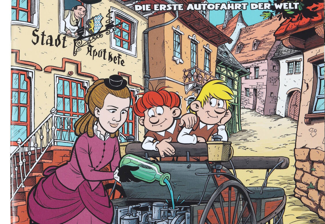 Ein Mosaik-Comic, Heft 591, März 2025, ­führt die drei Abrafaxe zusammen mit Bertha Benz auf eine wilde Autofahrt. Hier ein Ausschnitt der Titelseite der Abonnentenausgabe. / ©  MOSAIK-Steinchen für Steinchen-Verlag, Berlin
