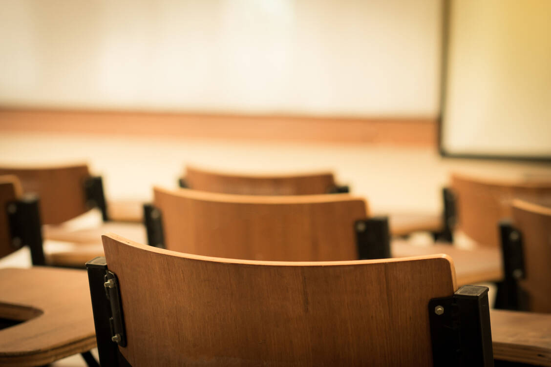 Leere Hörsäle, Online-Seminare und  Laborpraktika nur unter strengen Auflagen: So studieren Pharmazeuten in Zeiten der Coronavirus-Pandemie.  / Foto: Adobe Stock / smolaw11