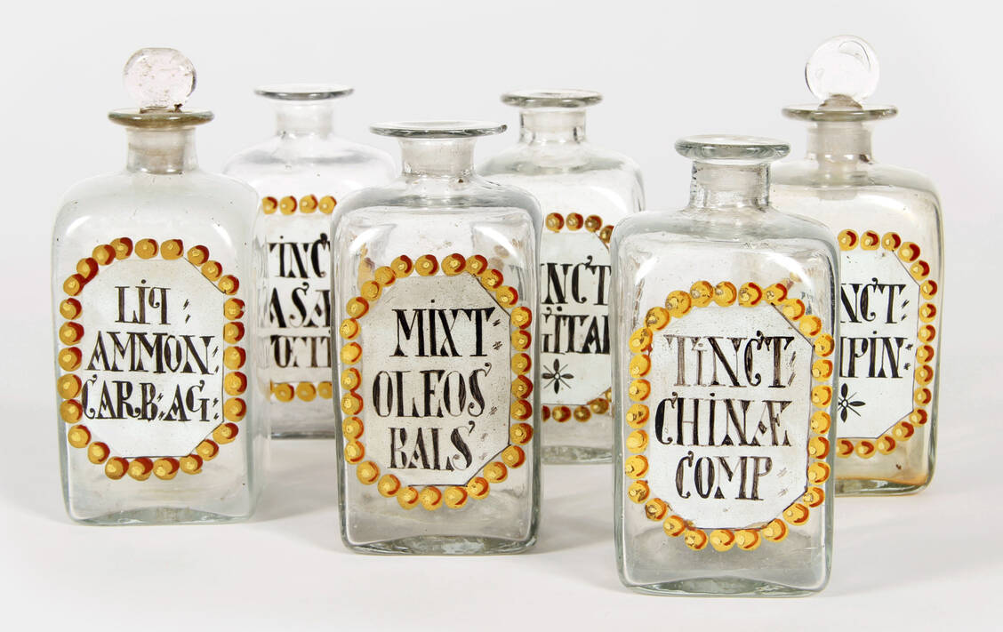 Emailbemalte Gläser der Adler-Apotheke Velbert-Langenberg, spätes 18. Jahrhundert, vermutlich aus der Glasmanufaktur in Essen-Königssteele (Inv.-Nr. II A 4105-4110) / © DAM