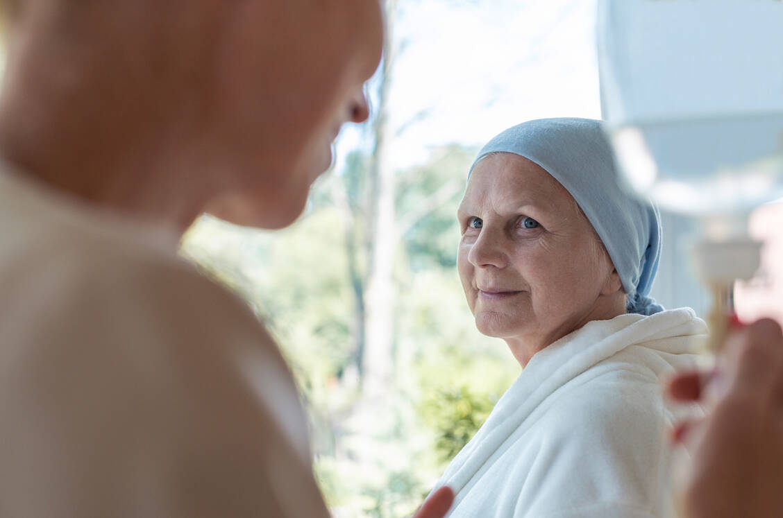 Von einem Endometriumkarzinom sind vor allem Frauen nach den Wechseljahren betroffen. Das durchschnittliche Erkrankungsalter liegt bei etwa 69 Jahren. / Foto: Adobe Stock/Photographee.eu