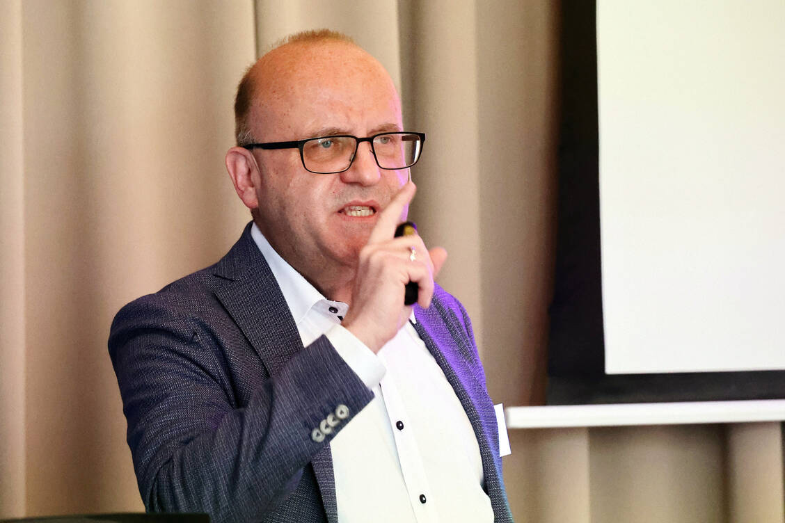 Laut dem Gesundheitsökonom Andreas Kaapke haben die Kassen an den Apotheken zwischen 2004 und 2024 rund 50 Milliarden Euro gespart. / © PZ/Alois Mueller