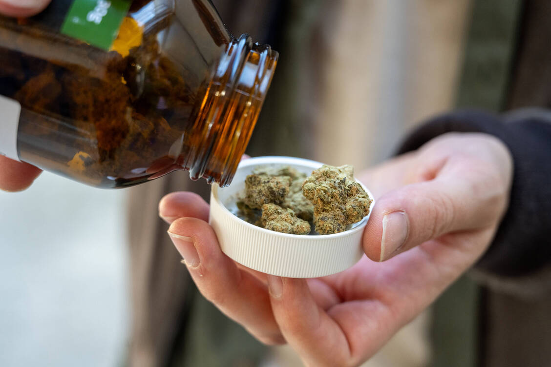 Cannabis ist seit 2017 verschreibungsfähig. Die Evidenzlage zum Patientennutzen sei bei Blüten weniger belastbar als bei Fertigarzneimitteln, heißt es von der Finanzkommission Gesundheit. / © Imago/Torsten Leukert