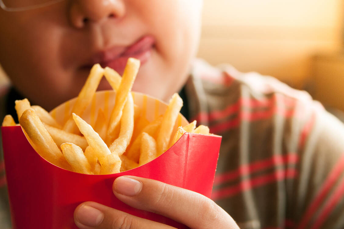 Eine ungesunde Ernährung mit viel Kohlenhydraten und gesättigten Fettsäuren sowie fructosereichen Limonaden erhöht das Risiko für eine MASLD. Schon Kinder und Jugendliche können betroffen sein. / © Getty Images/Eye Em