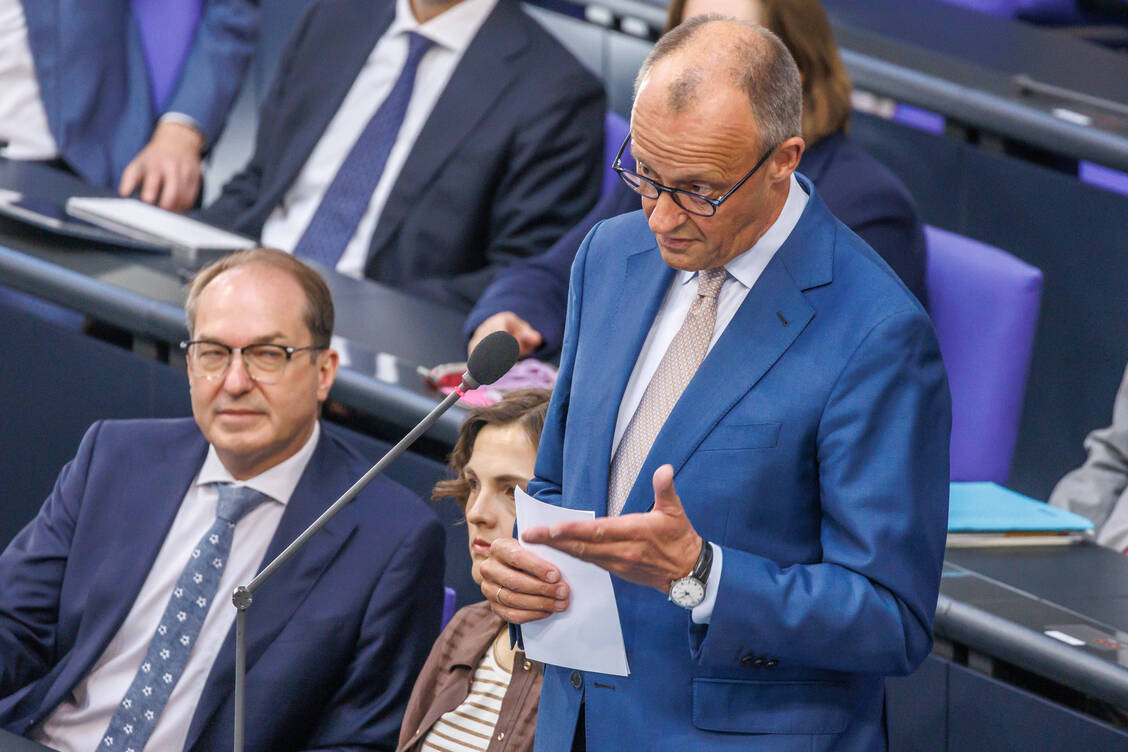 Bundeskanzler Friedrich Merz (CDU) stellte sich den Fragen des Bundestags. / © Imago/Andreas Gora