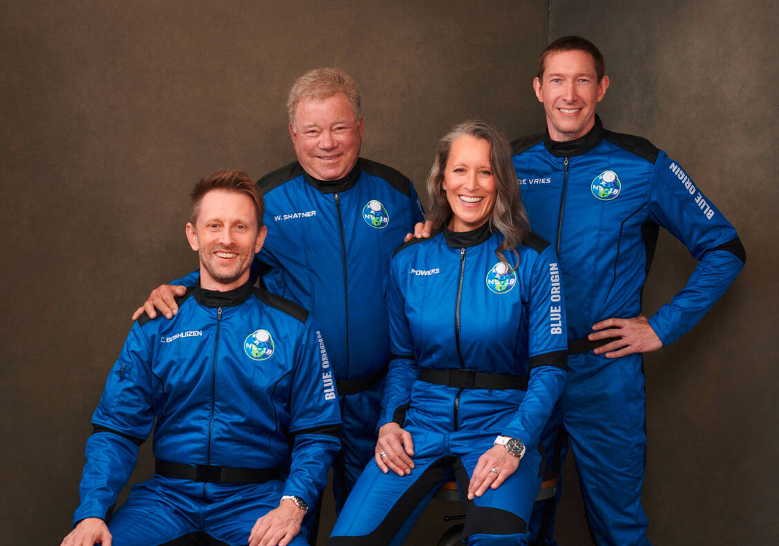 Das Team, mit dem Raumschiff-Enterprise-Star William Shatner (2. von links) im Oktober 2021 in die Raumkapsel stieg: Chris Boshuizen, Audrey Powers und Glen de Vries (v. l.). Der Unternehmer de Vries verunglückte einen Monat später bei einem Flugzeugabsturz in New Jersey tödlich. / Foto: Imago Images/ZUMA Wire