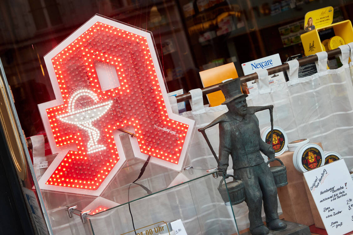 Traditionelles Ambiente, moderne Beratung und Dienstleistungen: Wenn Politik und Gesellschaft es wollen, könnten die Hamburger Apotheken in die Impfkampagne einsteigen. / Foto: imago images/Chris Emil Janßen