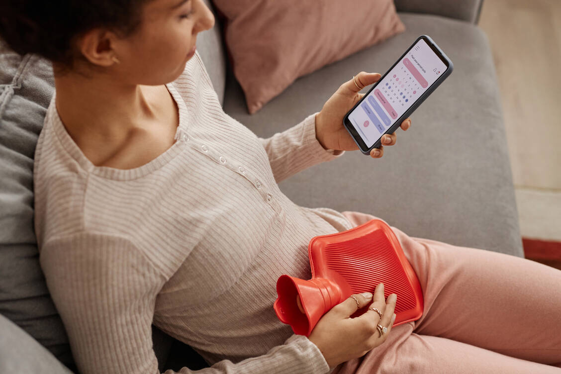 Frauen und Mädchen können in den Apps ihre Blutungstage, ihre Stimmung oder auch das Energielevel dokumentieren. / © Getty Images/SeventyFour