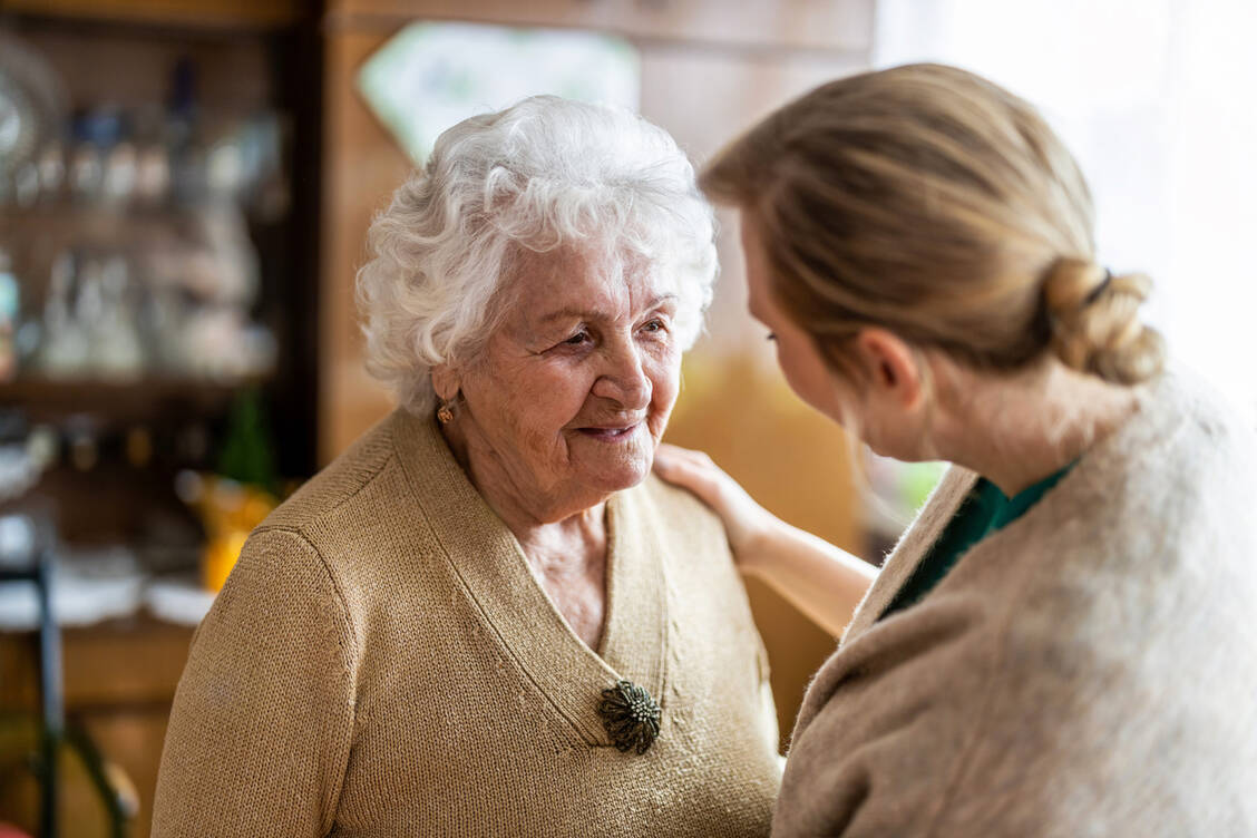 Eine Expertenkommission hat ihre Arbeit an Vorschlägen für eine umfassende Pflegereform aufgenommen. / © Adobe Stock/pikselstock