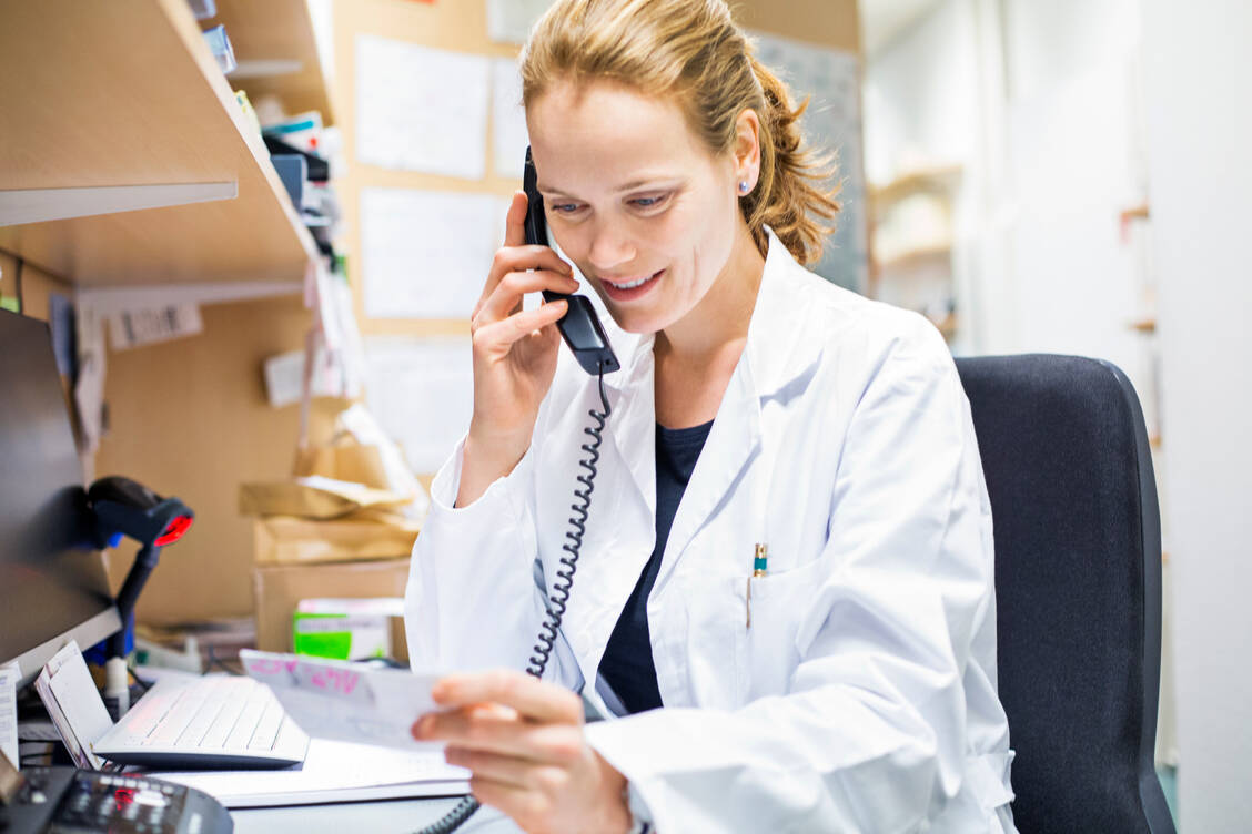 Haben Apotheken ein gutes Verhältnis zur Arztpraxis, kann das Team dringende Anfragen zur Medikation eines Patienten telefonisch direkt mit dem Verordner klären. In der Regel empfiehlt sich die Kommunikation per Fax oder E-Mail. / Foto: Getty Images/alvarez