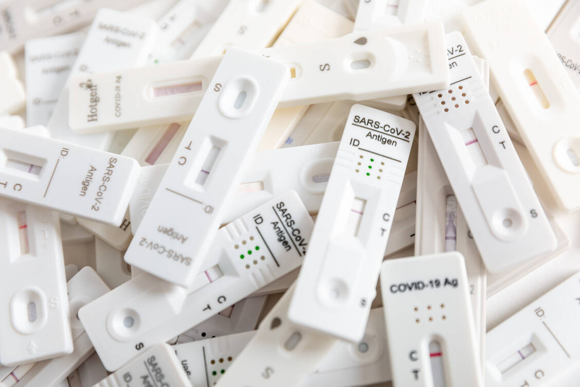 Unter anderem die Kosten für Coronatests und -impfungen sind Schätzungen zufolge dafür verantwortlich, dass die Gesundheitsausgaben auch im vergangenen Jahr weiter in die Höhe schossen. / Foto: Adobe Stock/Markus Münch