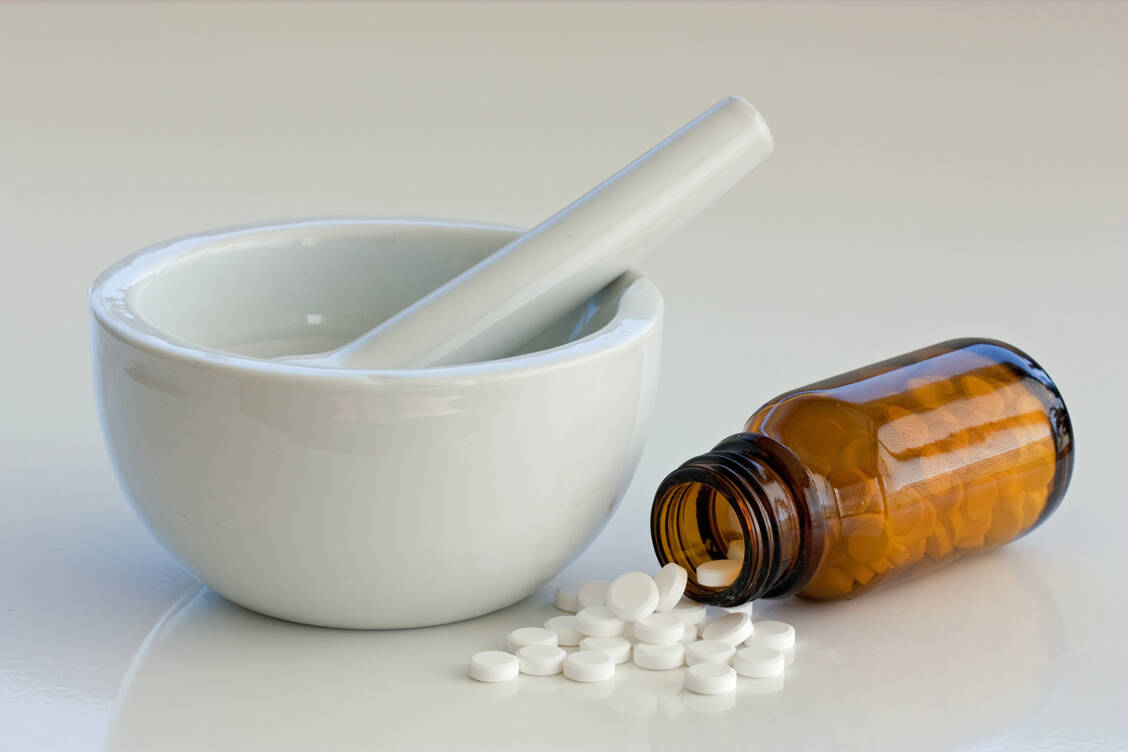 Was genau bei der Herstellung einer Ibuprofen-Suspension aus Rezeptursubstanz oder auch Tabletten zu beachten ist, ist im aktualisierten Rezepturhinweis Ibuprofen im DAC/NRF beschrieben. / Foto: AdobeStock/monropic