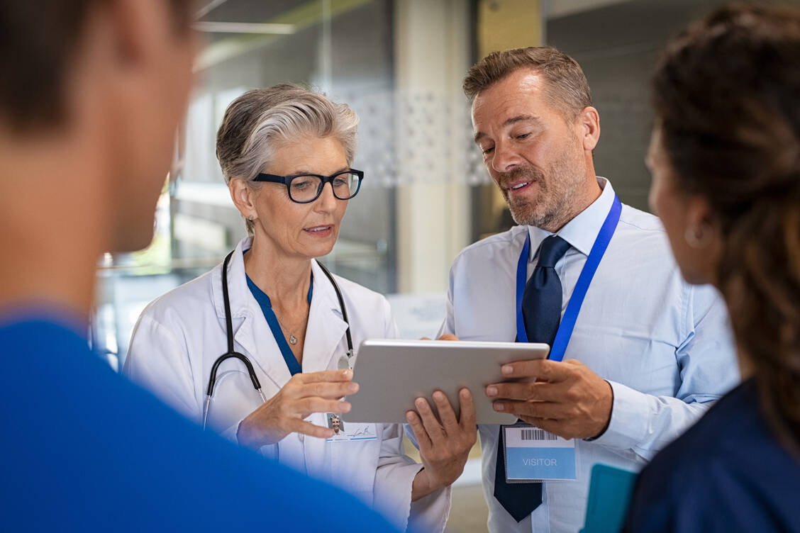 Ärztinnen, Apotheker, Pflegepersonal, aber auch der Patient oder seine Angehörigen sollten vollen Zugriff auf einen aktuellen und vollständigen Medikationsplan haben – am besten in digitaler Form. / Foto: Adobe Stock/Rido