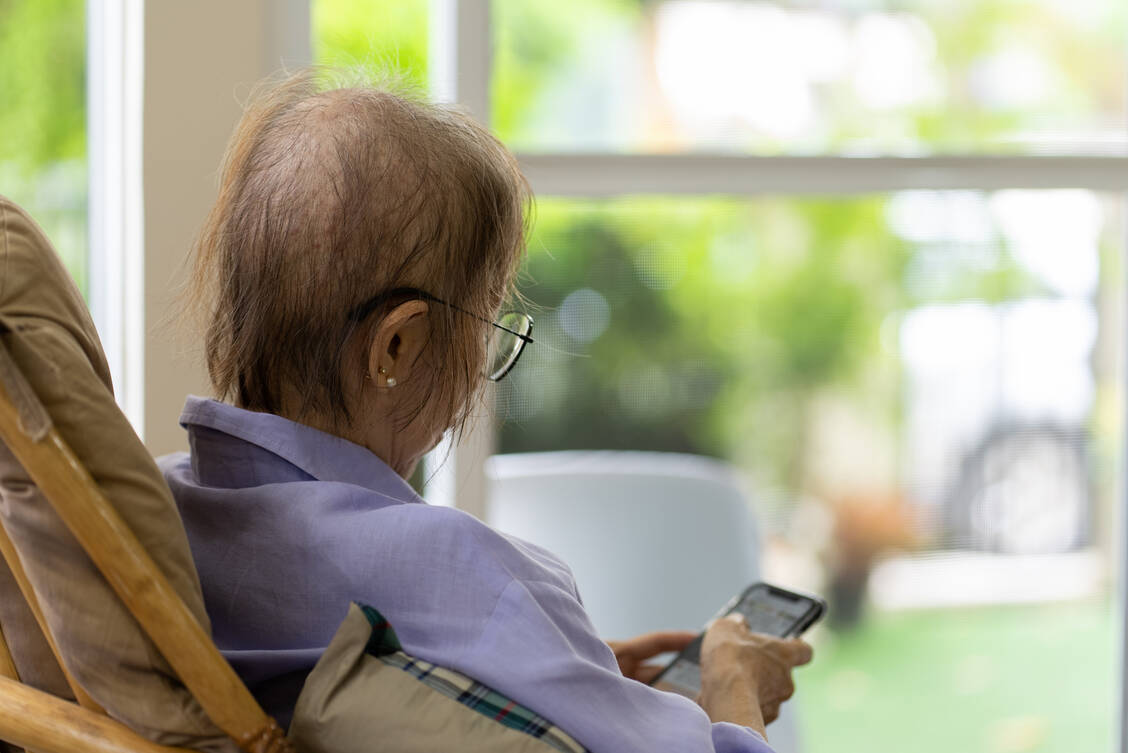 Viele Krebspatienten suchen im Internet nach komplementärmedizinischen Therapien, die ihnen helfen könnten. Leider gibt es nicht nur seriöse Anbieter. / Foto: Adobe Stock/plo