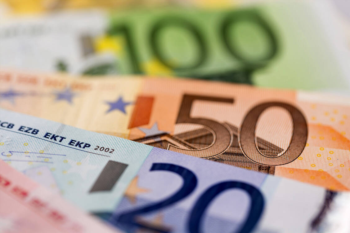 Mehr Geld in der Tasche ist nötig, seit die Preise für Energie und Lebenshaltungskosten explodieren. Mit einer Sonderprämie können Arbeitgeber ihren Mitarbeitenden unter die Arme greifen. / Foto: Adobe Stock/Gina Sanders