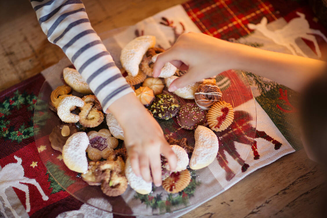 Plätzchen gehören zum Advent dazu – aber als kleiner Nachtisch, nicht zum Sattessen.  / Foto: Getty Images/Elva Etienne