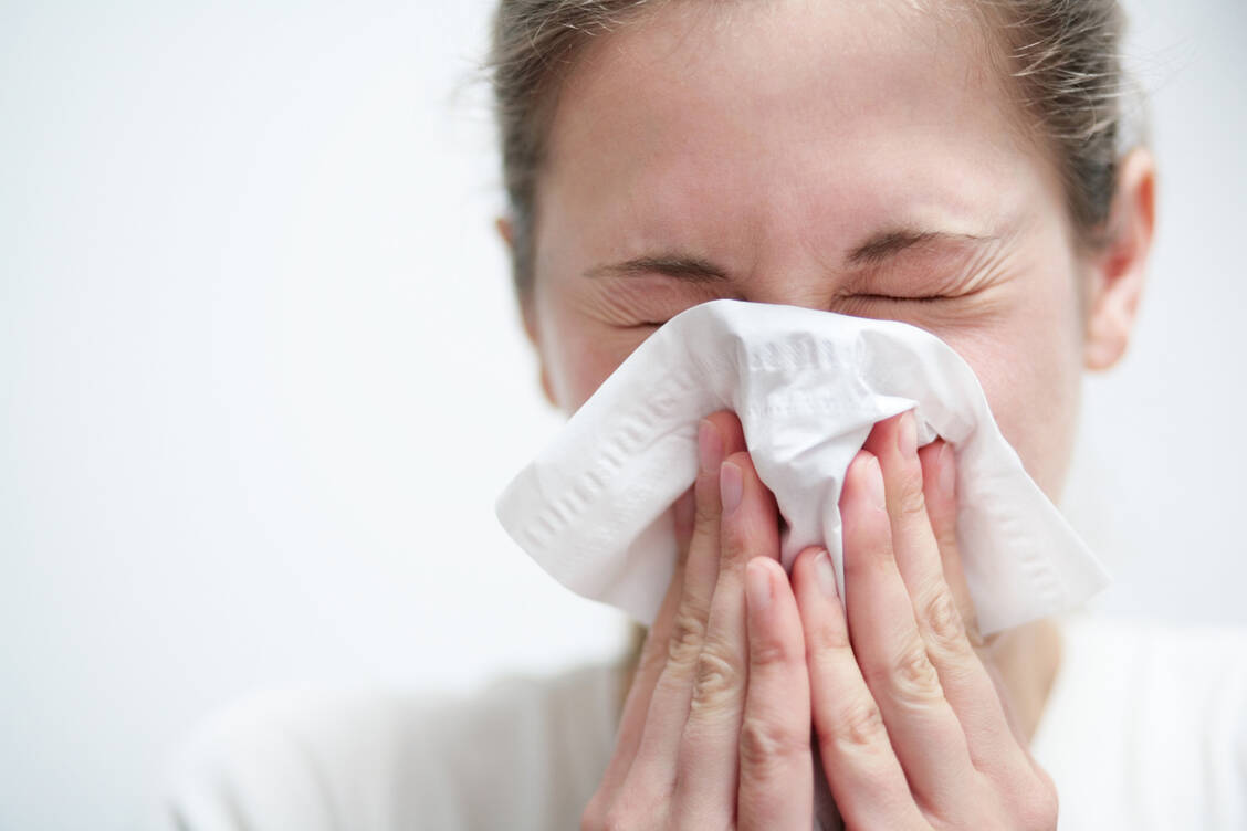 Verstopfte Nase und vermehrte Sekretbildung sind Symptome einer chronischen Rhinosinusitis. / Foto: Getty Images/TommL