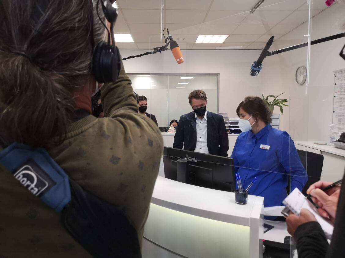 Im vergangenen Herbst besuchte Gesundheitsminister Karl Lauterbach den Gesundheitskiosk, ein Modellprojekt im Hamburger Stadtteil Billstedt. Die Kioske sollen bald Teil der Regelversorgung werden. / Foto: PZ/Daniela Hüttemann