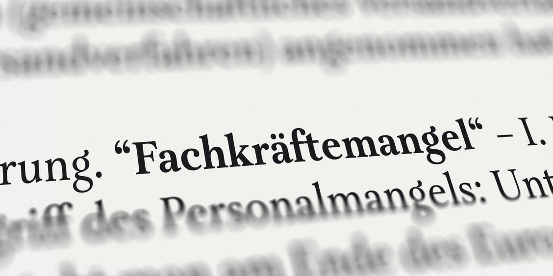 Kein Personal, also Apothekentüren geschlossen: Der anhaltende Engpass bei Fachkräften hat gerade in Flächenländern auf Dauer Apothekenschließungen zur Folge. Dem will die CDU Mecklenburg-Vorpommern mit Landesprogrammen entgegenwirken. / Foto: Adobe Stock/N. Theiss