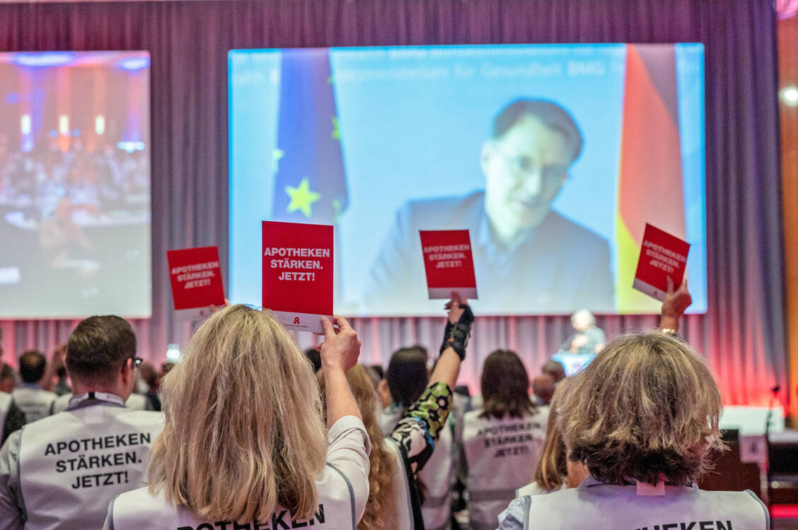 Auch im letzten Jahr war der Bundesgesundheitsminister beim Apothekertag nur online zugeschaltet und bekam von den Delegierten bereits die Rote Karte gezeigt.  / Foto: Avoxa/Expopharm