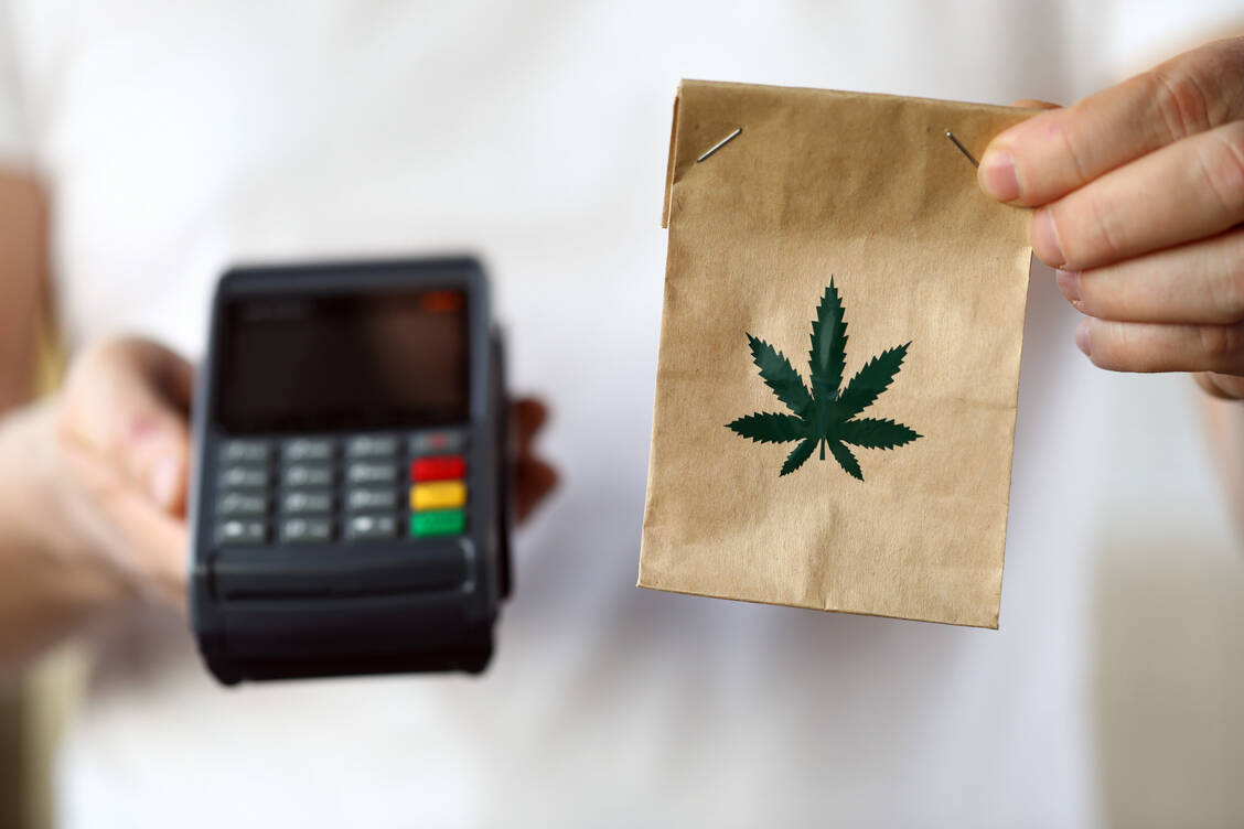 Mehrere deutsche Großstädte wollen den legalen Verkauf von Cannabis erproben. / © Adobe Stock/H_Ko