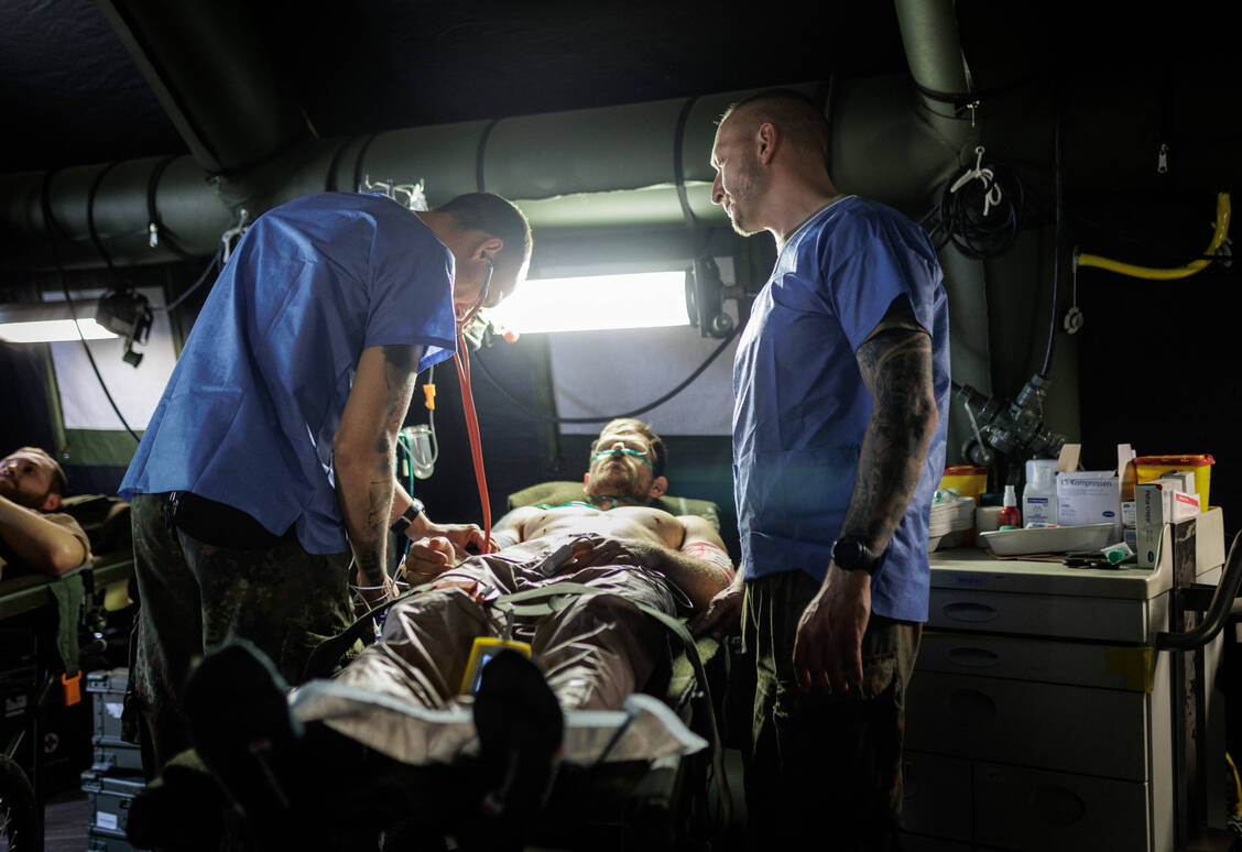 Sanitäter der Bundeswehr üben die Versorgung von Verwundeten.  / © Imago/photothek
