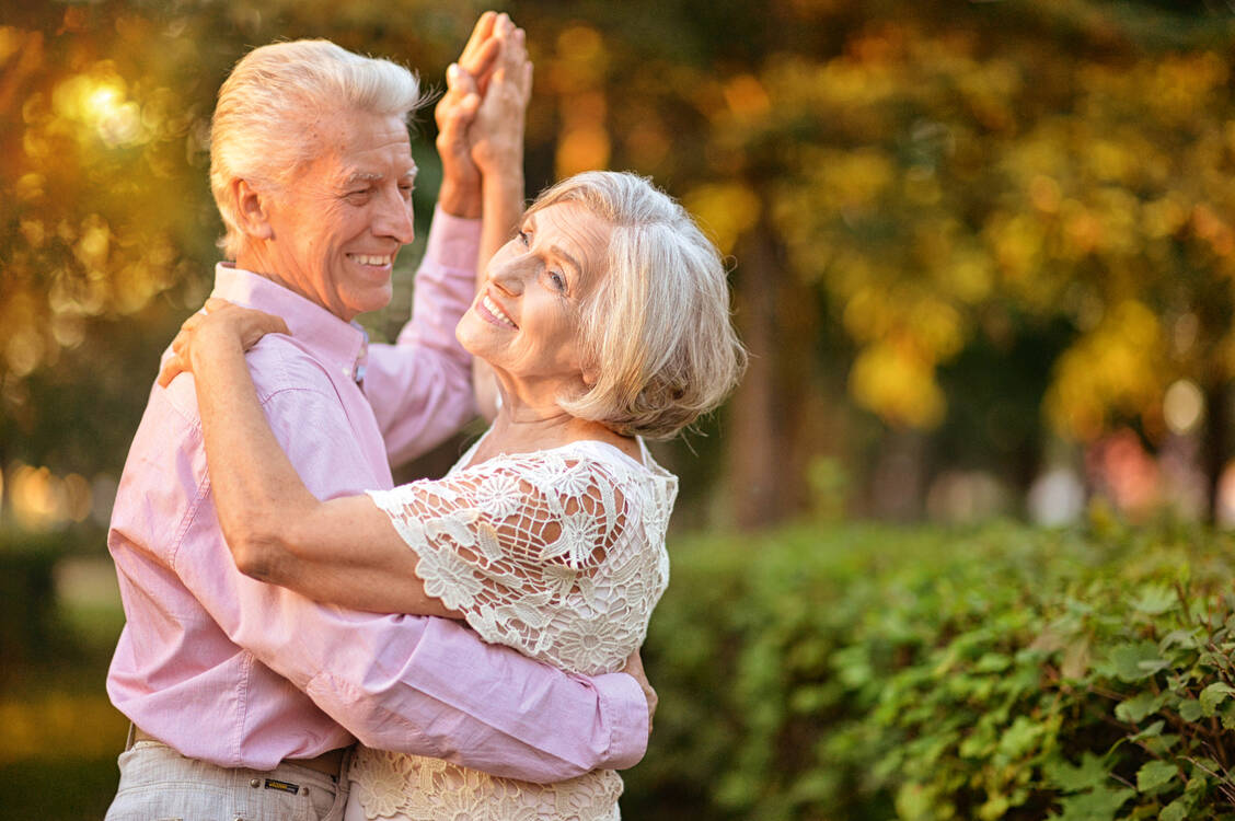 Tanzen vereint körperliche und geistige Aktivität sowie sozialen Kontakt und eignet sich damit hervorragend zur Demenzprävention. / Foto: Shutterstock/Ruslan Guzov