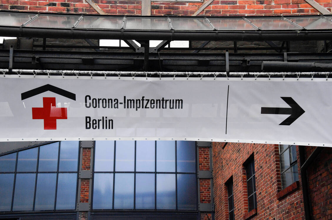 Bislang hat in Berlin nur ein einziges Impfzentrum den Betrieb aufgenommen. Dort kommt pharmazeutisches Personal zum Einsatz / Foto: Imago images/Future Image