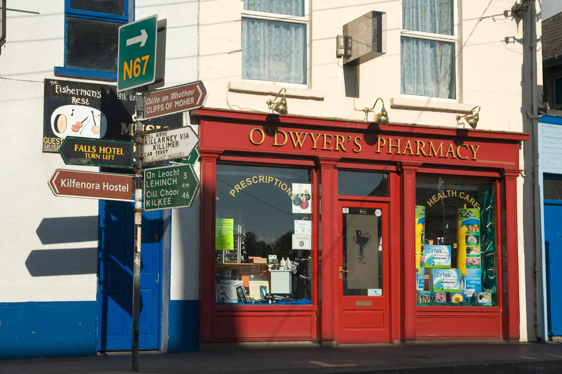 Mit der Zulassung des Vektorimpfstoffs von Astra-Zeneca sollen irische Apotheker bald in ihrer Offizin (hier eine Apotheke in Ennistymon im County Clare) gegen Covid-19 impfen.  / Foto: Imago/Danita Delimont