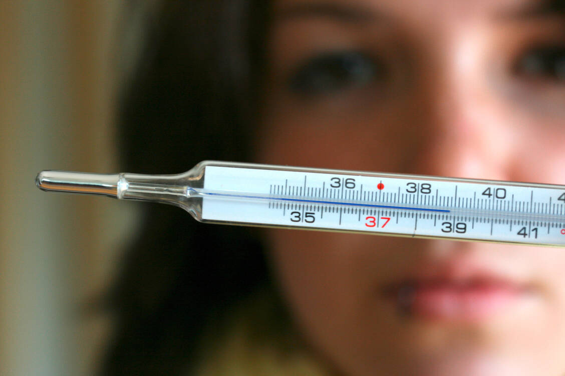 Fieber und ein ausgeprägtes Krankheitsgefühl zählen zu den Symptomen von Influenza. Baloxavir kann die Dauer der Erkrankung verkürzen. / Foto: Adobe Stock/Gina Sanders