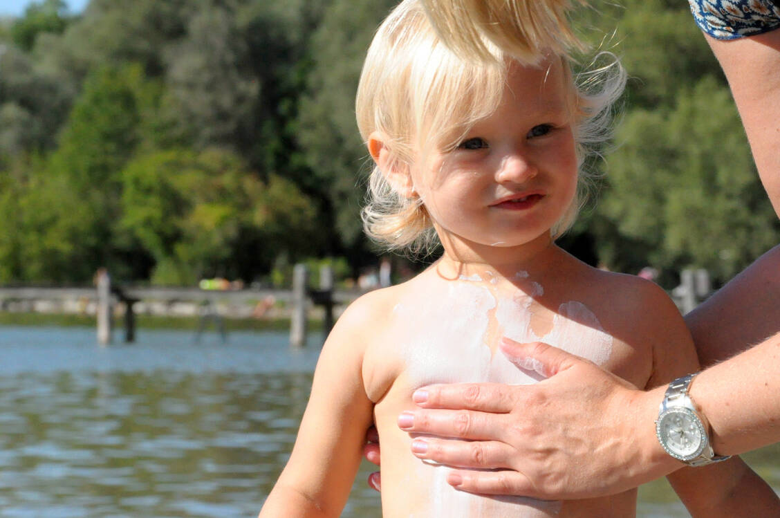 Eine Sonnencreme soll möglichst gut haften – auch beim Baden oder Schwitzen. Doch wer will schon wie »geweißelt« aussehen? / © Adobe Stock/DanielaEvaSchneider